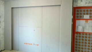 现场背景墙及隔墙施作