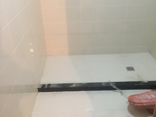 现场背景墙及隔墙施作