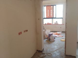 现场背景墙及隔墙施作