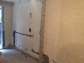 现场背景墙及隔墙施作
