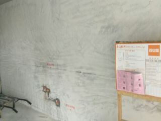 现场背景墙及隔墙施作