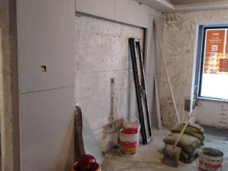 现场背景墙及隔墙施作