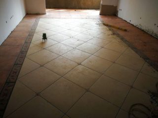 地砖铺贴及地面找平施作