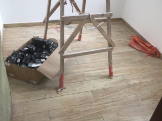 地砖铺贴及地面找平施作