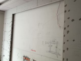 现场背景墙及隔墙施作