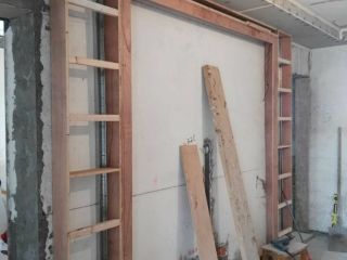 现场背景墙及隔墙施作
