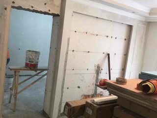 现场背景墙及隔墙施作