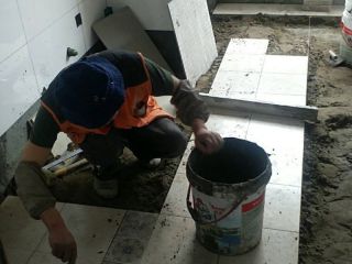 地砖铺贴及地面找平施作