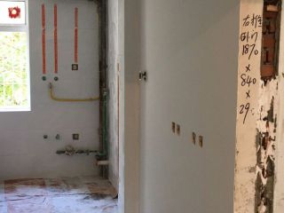 地砖铺贴及地面找平施作