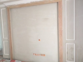 现场背景墙及隔墙施作