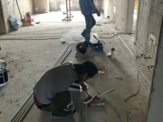 水、电管开槽施作