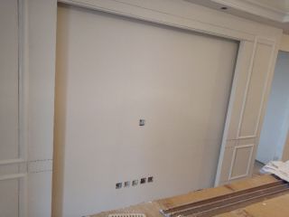 现场背景墙及隔墙施作
