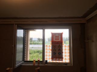 现场背景墙及隔墙施作