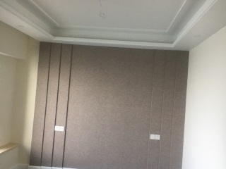 现场背景墙及隔墙施作