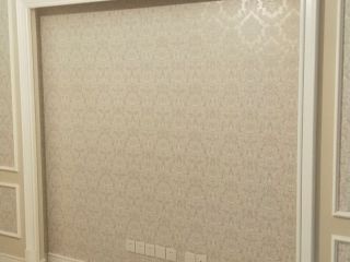 现场背景墙及隔墙施作