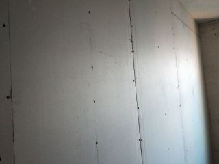 现场背景墙及隔墙施作