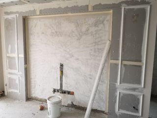 现场背景墙及隔墙施作