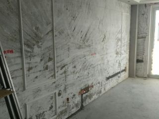 现场背景墙及隔墙施作