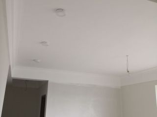 现场背景墙及隔墙施作