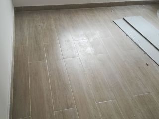 地砖铺贴及地面找平施作