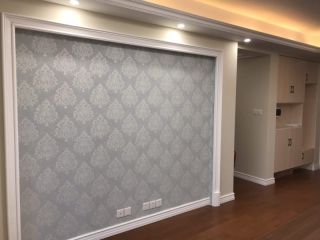 现场背景墙及隔墙施作