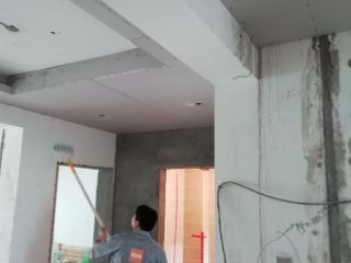 现场背景墙及隔墙施作