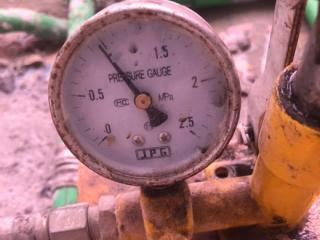 现场背景墙及隔墙施作