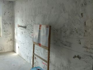 现场背景墙及隔墙施作