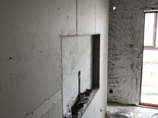 现场背景墙及隔墙施作