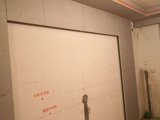 现场背景墙及隔墙施作