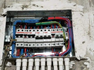 强、弱电路穿线施作