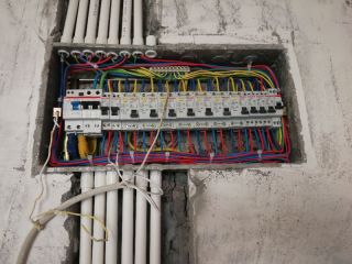 强、弱电路穿线施作