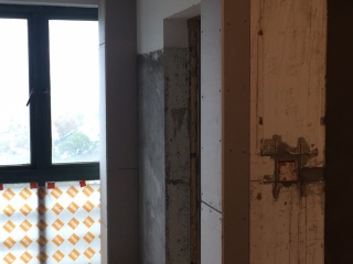 现场背景墙及隔墙施作