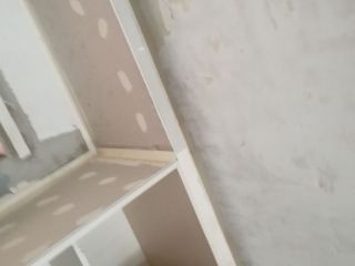 现场背景墙及隔墙施作