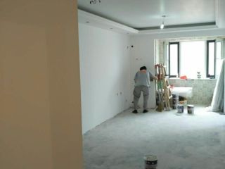 现场背景墙及隔墙施作