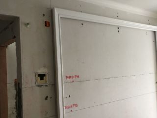 现场背景墙及隔墙施作