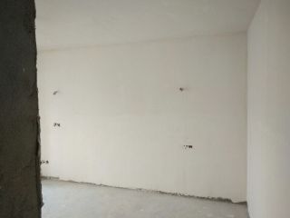 现场背景墙及隔墙施作