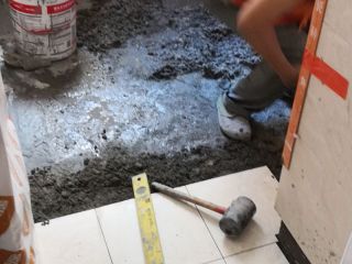 厨房、卫生间墙砖施作