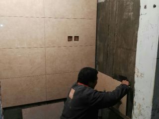 厨房、卫生间墙砖施作
