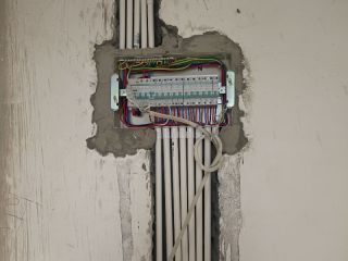 强、弱电路穿线施作