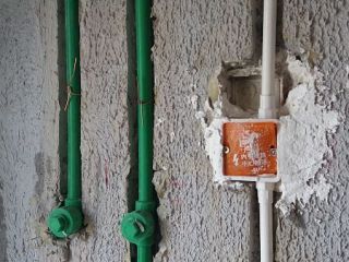 水、电管开槽施作