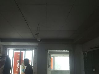 现场背景墙及隔墙施作