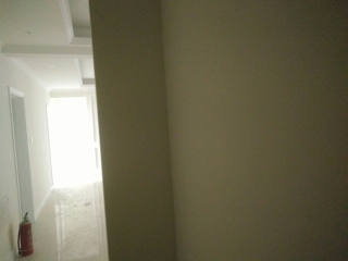现场背景墙及隔墙施作