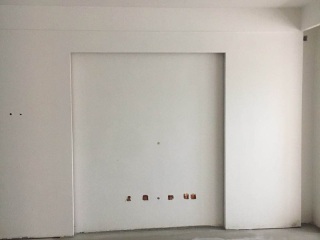 现场背景墙及隔墙施作