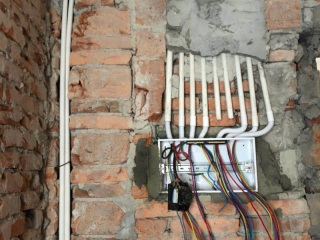 水、电管开槽施工