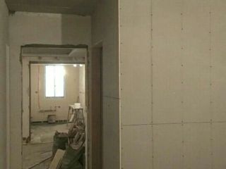现场背景墙及隔墙施作