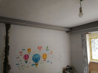 现场背景墙及隔墙施作