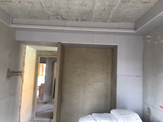 现场背景墙及隔墙施作