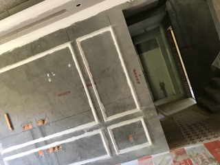 现场背景墙及隔墙施作