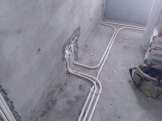 水、电管开槽施作